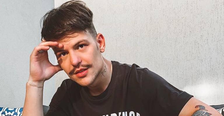 Após polêmica da traição, Saulo Poncio posta foto com noiva: ”Esquece tudo e me beija”