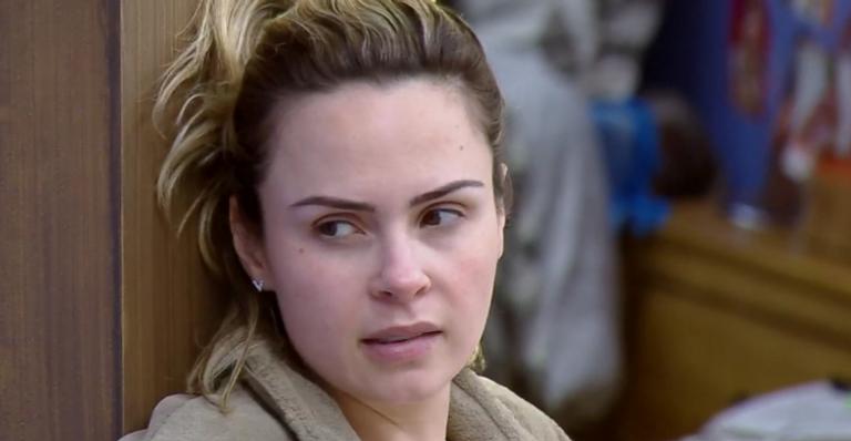 Ana Paula Renault detona médico de ‘A Fazenda’: ”Tem que ver o naipe”