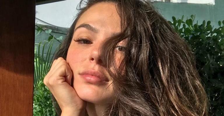 Grávida de 8 meses, Isis Valverde faz pose de yoga perigosa e preocupa fãs: ”Cuidado, menina”