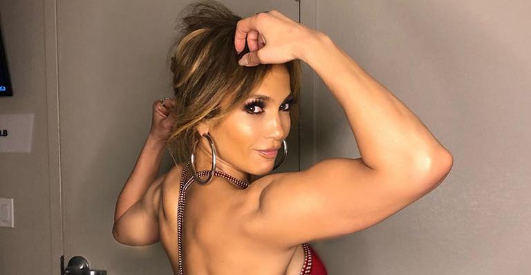 Aos 49 anos, Jennifer Lopez exibe boa forma: ”Me sentindo forte”