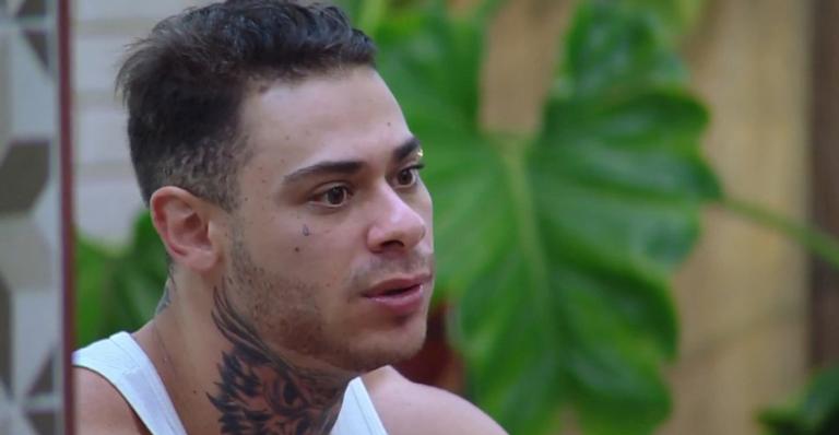 Léo Stronda revela que foi traído por ex-namorada: ”Fiquei vagabundo”