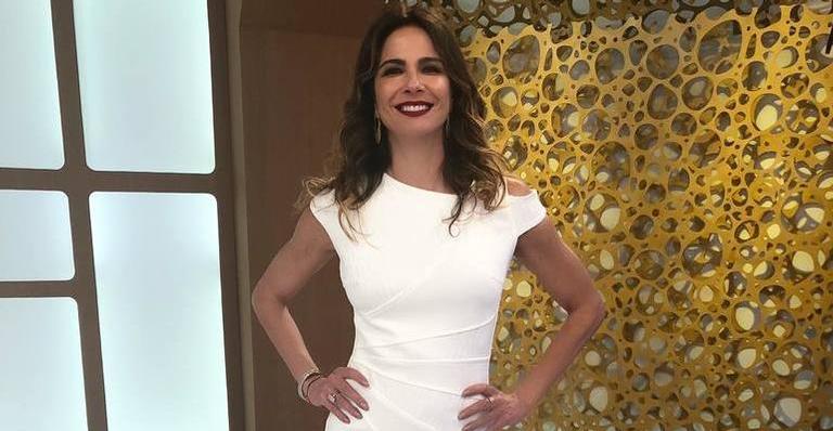 Após dar algumas pistas, Luciana Gimenez exibe boy sem camisa