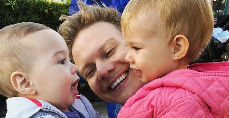 Michel Teló vai com os filhos à praia após tensão em ‘The Voice Brasil’: ”Saí com dor nas costas”