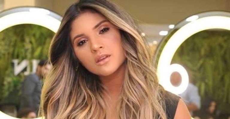 Mileide Mihaile vai a festa ao lado de Bruna Marquezine e surge decotadíssima e com fenda comportada