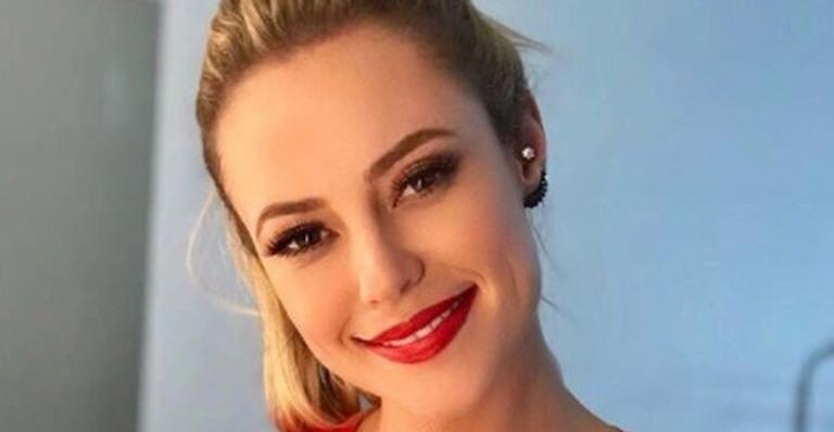 Paolla Oliveira solta a voz e homenageia Priscila Tossan