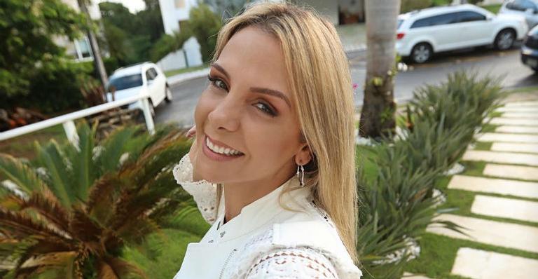 Carla Perez é flagrada em aeroporto com mala chiquérrima de R$15 mil e faz fãs suspirarem