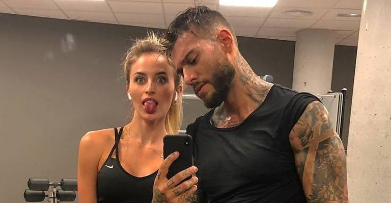 Lucas Lucco posa na banheira com a nova namorada e elogia parte do corpo da amada