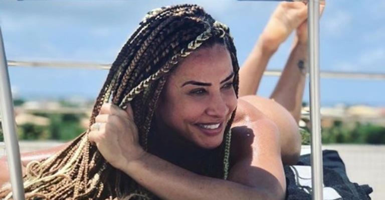Scheila Carvalho surge com novo visual após abandonar as longas tranças