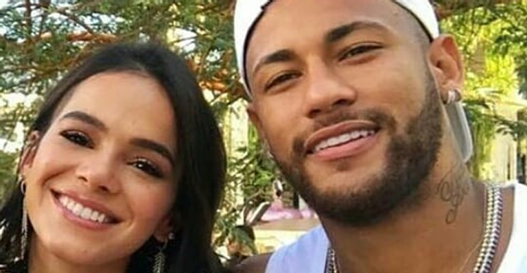 Neymar Jr. sai para jantar com amiga de Bruna Marquezine e a aponta como sósia da namorada