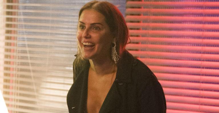 Karola ameaça matar Laureta com uma arma: ”Você acabou com minha vida”