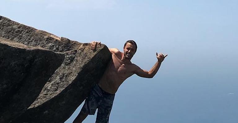 Kayky Brito assusta seus seguidores ao aparecer pendurado em penhasco