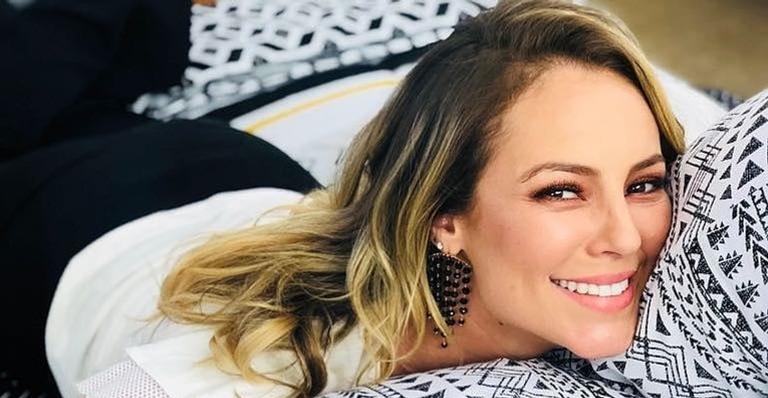 Sem maquiagem e com cabelo natural, Paolla Oliveira posa de biquíni e causa inveja em fãs