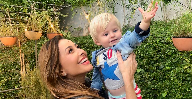 Enrico Bacchi conhece Sabrina Sato e tenta pegar pinta na testa da apresentadora