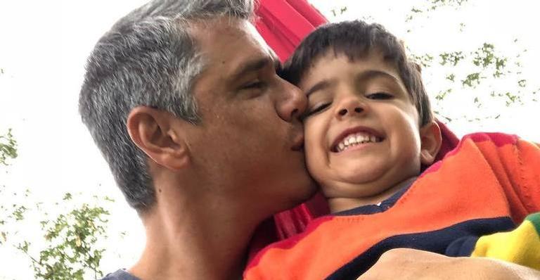 Marcio Garcia compartilha foto se deu filho brincando nu e é rechaçado na internet