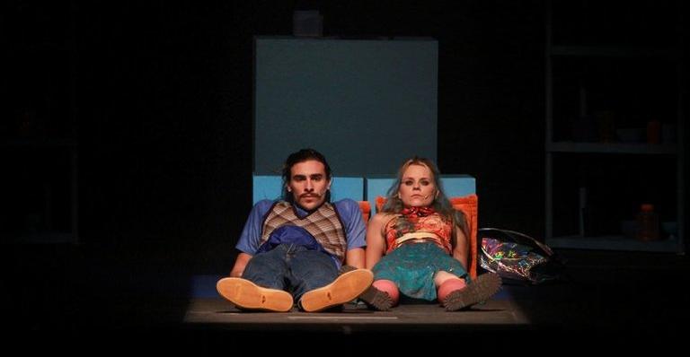 Bruno Montaleone, namorado de Sasha, beija outra em peça de teatro