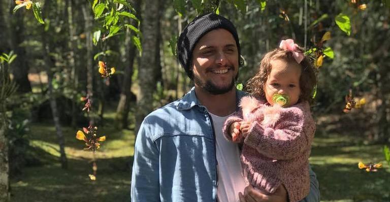 Madalena, filha de Bruno Gissoni e Yanna Lavigne, esbanja fofura brincando com adultos