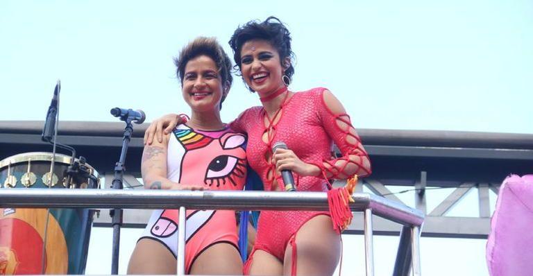 Em cima de trio elétrico, Nanda Costa troca beijaço com namorada, Lanlan, no Rio de Janeiro