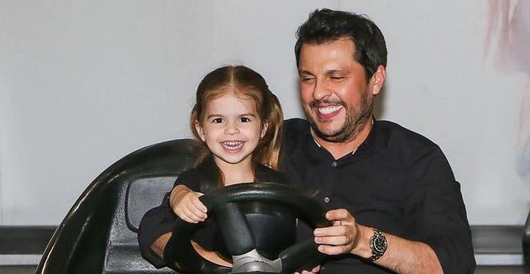Valentina Muniz, filha de Ceará, imita Joelma do Calypso e faz pai gargalhar