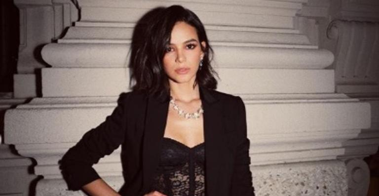 Bruna Marquezine abusa de fenda e aparece belíssima antes de evento na Europa