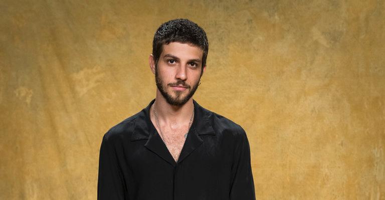 Chay Suede ganha presente superinusitado de tia de Leticia Colin