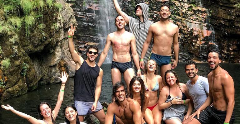 Amigos! Elenco de ‘Orgulho e Paixão’ curte viagem a lugar paradisíaco