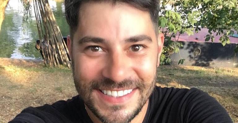 Evaristo Costa comemora 42 anos e arranca elogios de fãs: ”Está inteiro, hein?”