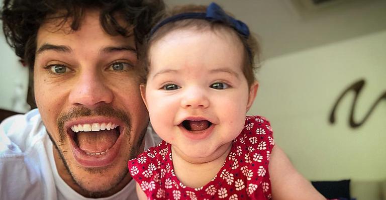 Fofura! José Loreto exibe clique da filha, Bella, toda lambuzada de mamão
