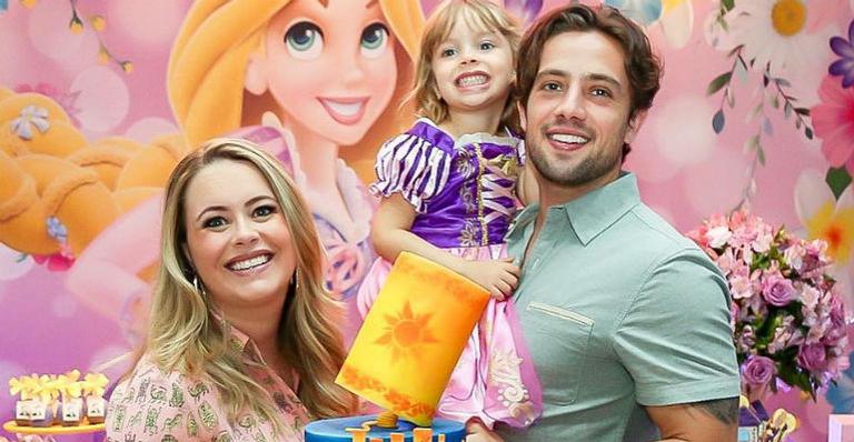 Mari Bridi e Rafael Cardoso comemoram o aniversário de 4 anos da filha Aurora