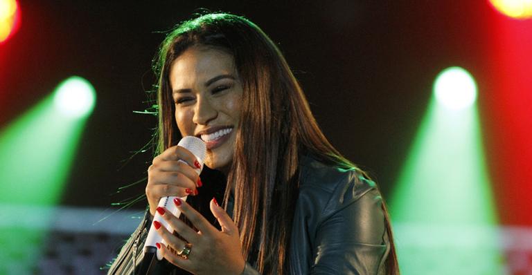 Com Simaria doente, Simone comanda show sozinha só de sutiã com a barriguinha de fora