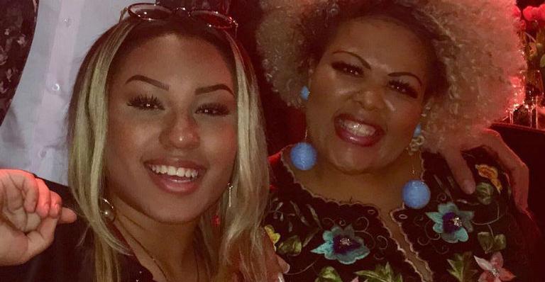 Filha de Deise, do Fat Family, raspa a cabeça em apoio à mãe, que está lutando contra um câncer
