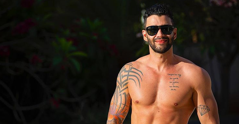 Gusttavo Lima posa com o filho no colo em fogão e carinha de desespero de Gabriel diverte seguidores