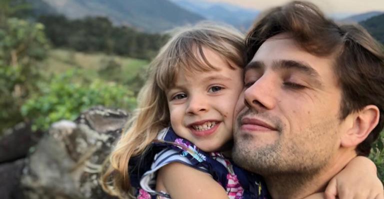 Mari Bridi flagra momento fofo de Rafael Cardoso com a filha, Aurora