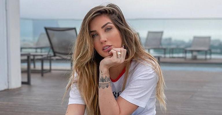 Após rumores de gravidez, Aline Gotschalg esbanja tanquinho e impressiona fãs: ”Inveja”