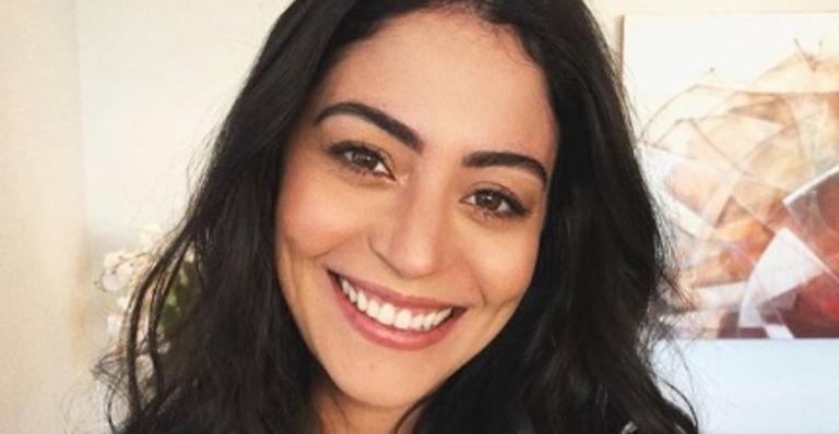 Carol Casto encanta ao combinar look com a filha durante dia de praia