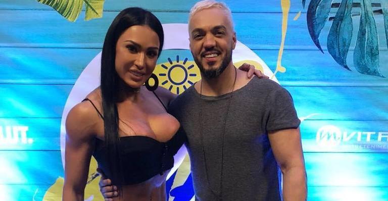 Na praia, Gracyanne Barbosa troca beijos apaixonados com Belo e sensualiza no meio da rua
