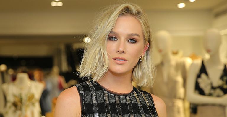 Fiorella Mattheis arrasa em evento fashion em São Paulo