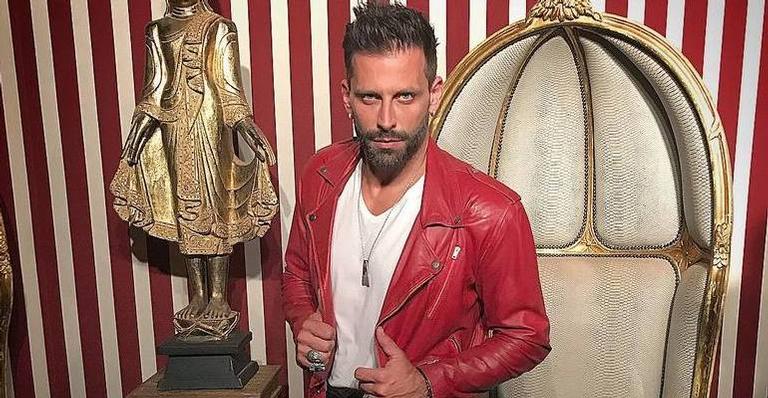 Sensual, Henri Castelli se empolga e exibe banheira luxuosa: ”Hoje vai ter comemoração aí dentro”