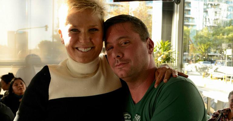 Xuxa Meneghel toma atitude emocionante para lembrar fã que morreu de infarto ao encontrá-la