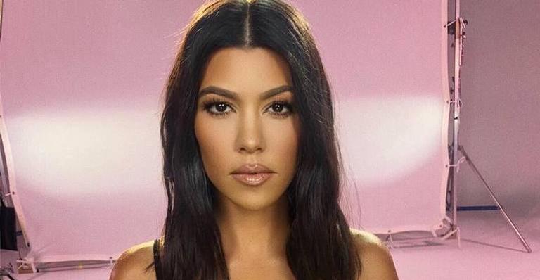 Kourtney Kardashian choca fãs ao posar com blusa transparente: ‘É quase um nude!’