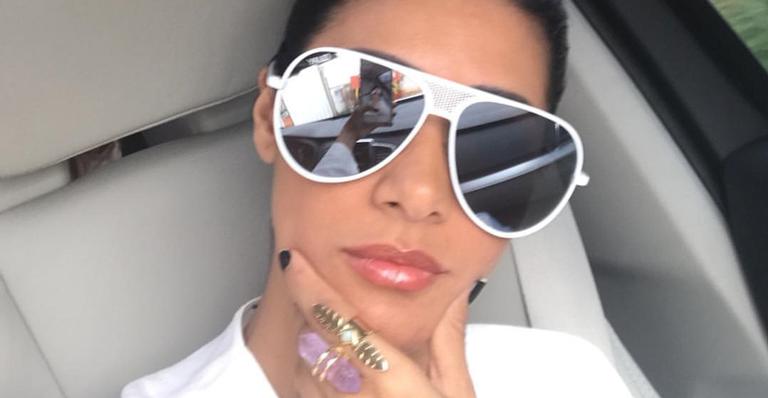 Longe dos palcos, Simaria usa look luxuoso para fazer exames