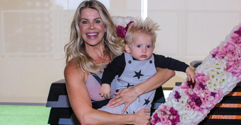 Karina Bacchi comemora seus 42 anos em festa na academia com as amigas