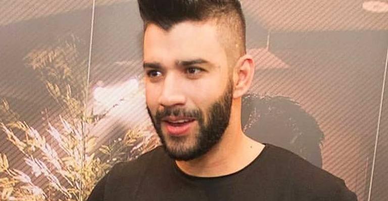 Gusttavo Lima surpreende e visita casa humilde de fã idosa