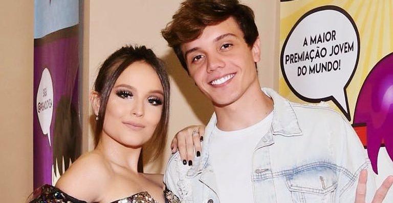 Larissa Manoela tenta pegar buquê de Beca Milano e leva puxão de orelha