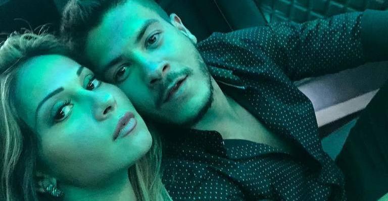 Com quase 10 meses, Mayra Cardi fala sobre sexo na gravidez: ”A gente segue firme”