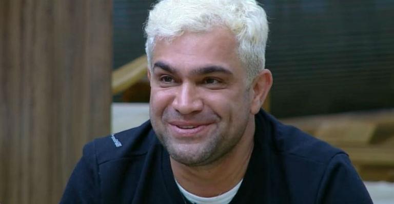Evandro Santo desabafa sobre vício em drogas: ”Já fiquei internado durante quatro meses”