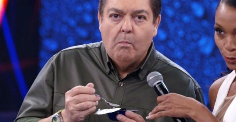 Faustão quebra protocolo e come iogurte ao vivo durante o ‘Domingão’