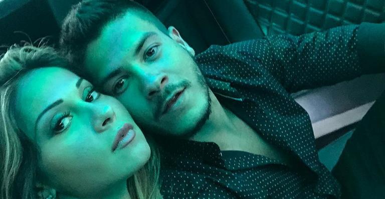 Ops! Arthur Aguiar quase mostra demais em flagra de Mayra Cardi