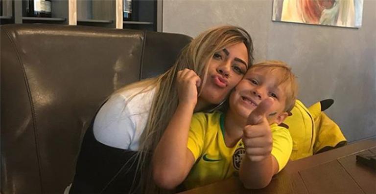 Rafaella, irmã de Neymar, aparece abraçada com Davi Lucca na hora de dormir