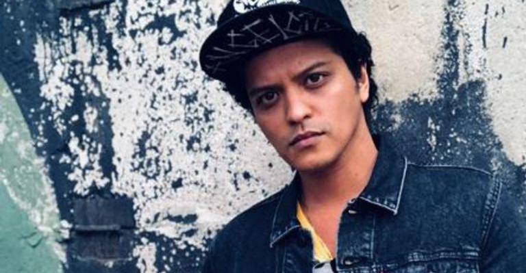 No dia de seu aniversário, Bruno Mars contrata Ed Sheeran para cantar ‘Parabéns a Você’