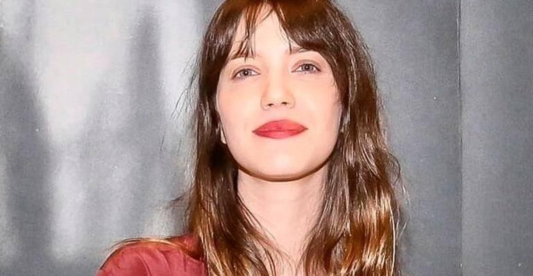 Em clique raro, Nathalia Dill posa na cama ao lado do namorado e se declara: ”Fique para sempre”